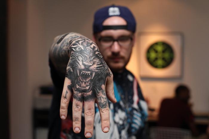 man arm tatuering, tatuering design, djur tryck, tiger, mörkblå keps, man tatuering