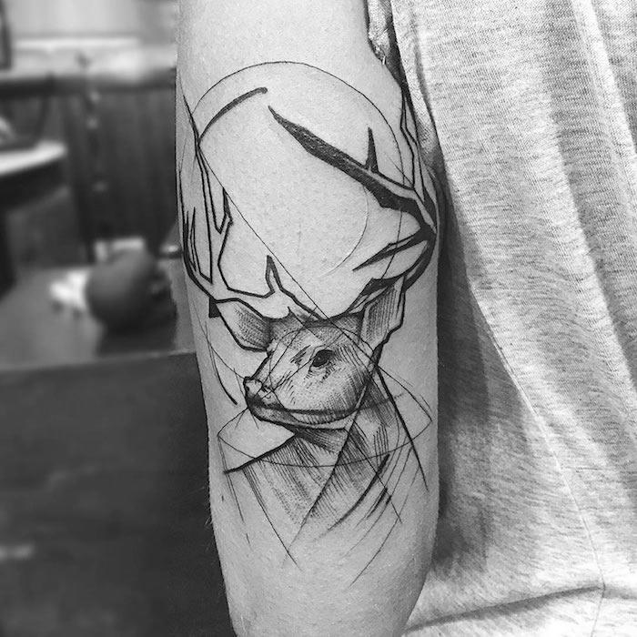 man arm tatuering, djur mönster tatuering, rådjur huvud, symbol, man tatuering idé