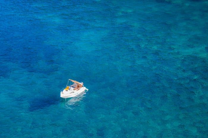 den stora blå, vita turistbåten i transparent blått vatten, mitt i havet, paradisiska öar, paradisiskt landskap