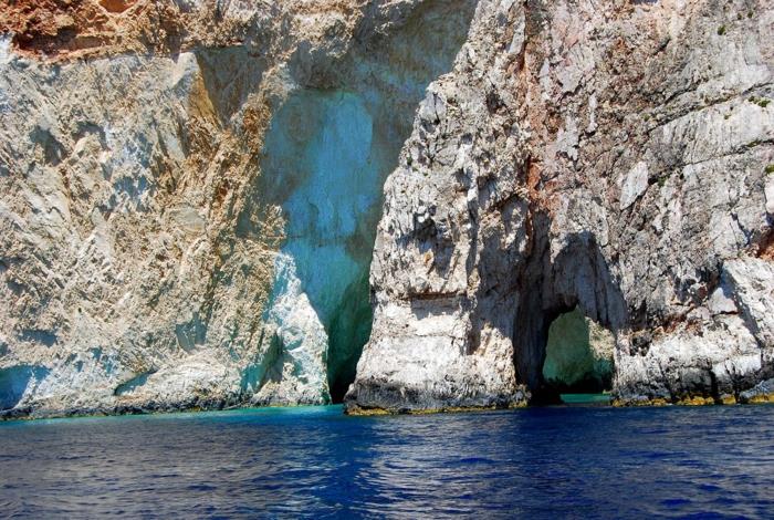 lergrotta och hav i marinblå färg, vattentransparens, blå färg, havslandskap, paradisiskt landskap, magnetisk plats