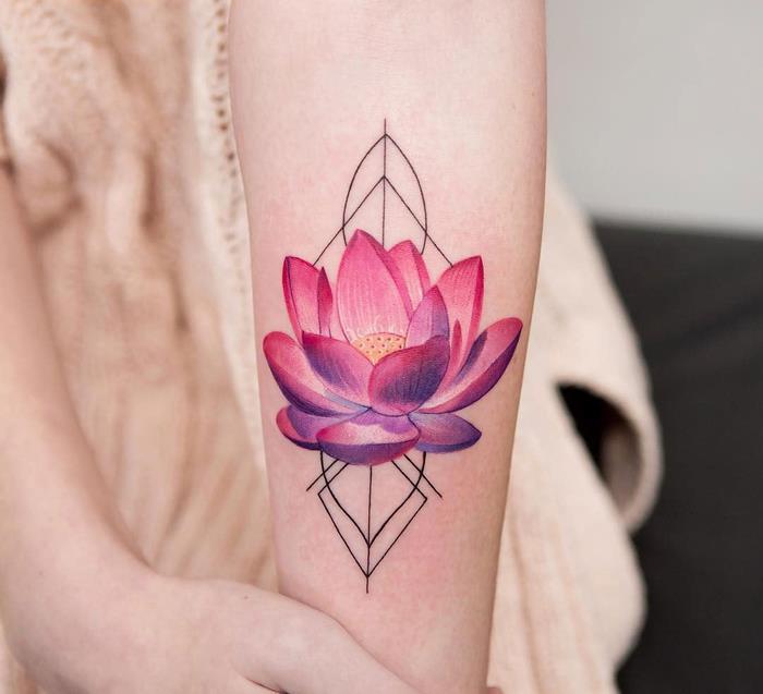 ženské tetovanie na predlaktie s pôsobivým geometrickým a kvetinovým vzorom s jednoduchými líniami a realistickým stvárnením lotosu