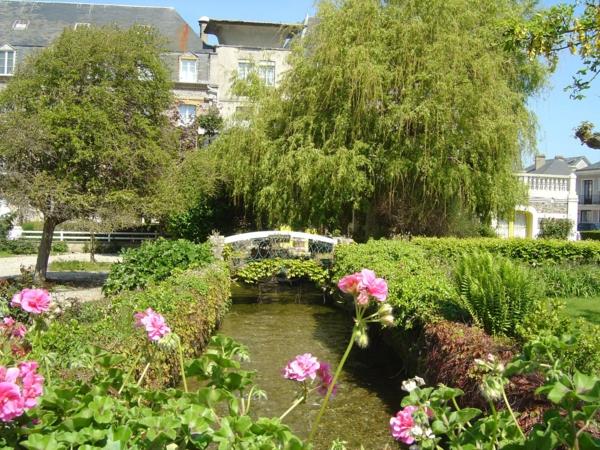 the-street-in-Veules-les-Roses - River-pont-fleurie