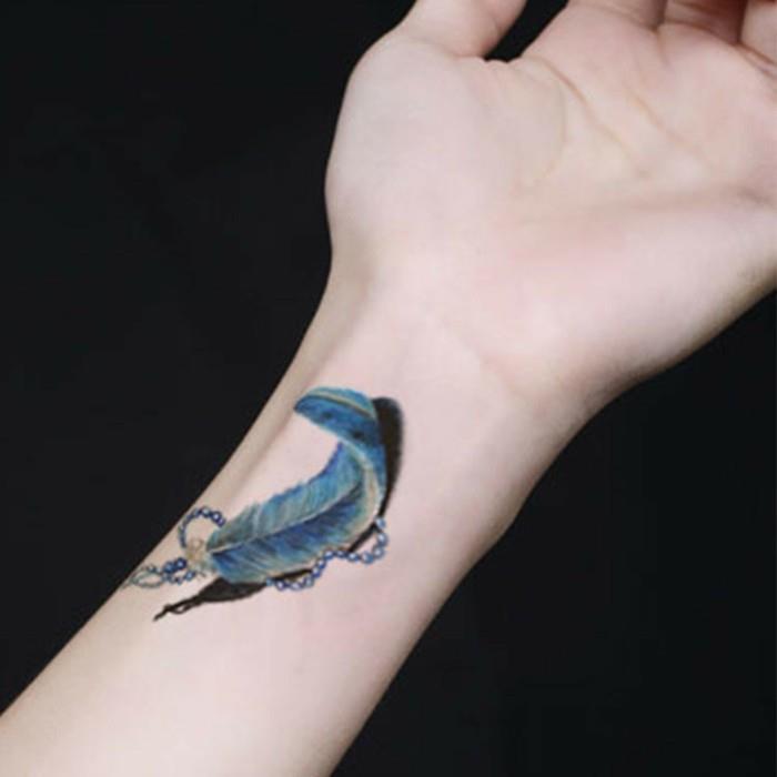 tatueringar-handled-kvinna-tatuering-runt-handleden-fjäder