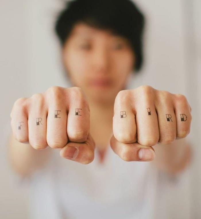 فكرة tatuaggi sulle mani e una proposta con una scritta free bird con traduzione uccello libero