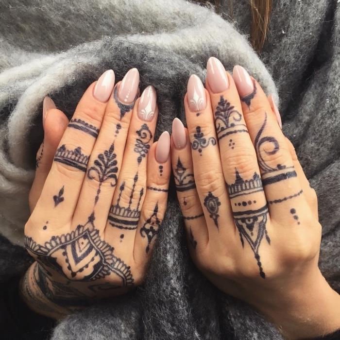 Tatuaggi sulle mani e un'idea con un tattoo Henna con simboli e var disegni