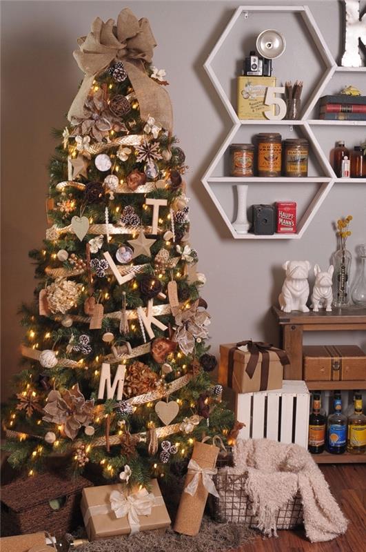 picture julgran dekorerad i rustik stil med gyllene band och prydnader i beige och bruna färger