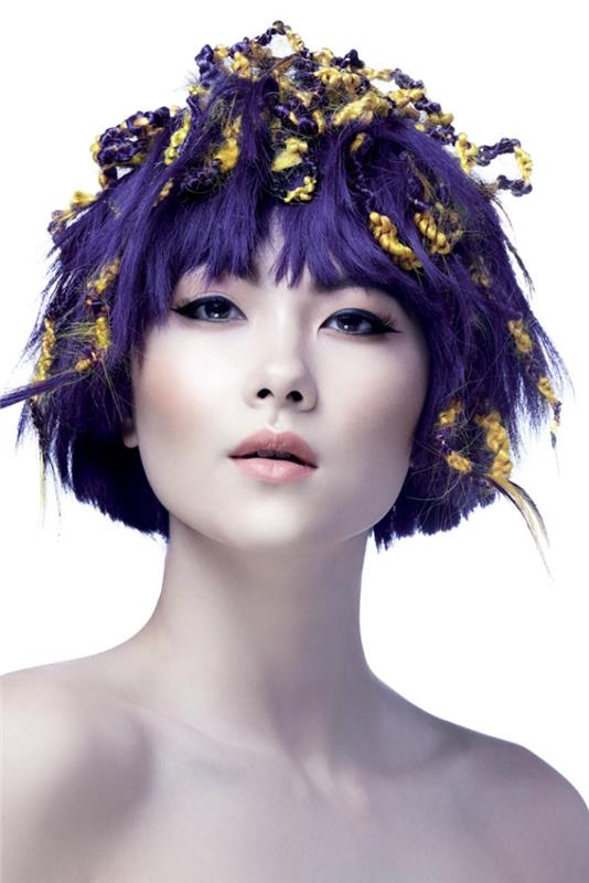 kort frisyr med rak lugg i lila färg, frisyr med lila och gula dreadlocks