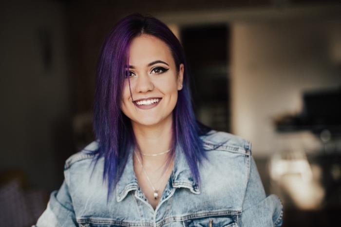 färgning med tie and dye-tekniken i lila och blå färg, medellång skiktad frisyr