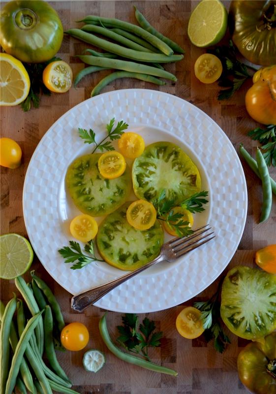 grönsaker skivor lime grön tomatsylt med kryddor rund tallrik