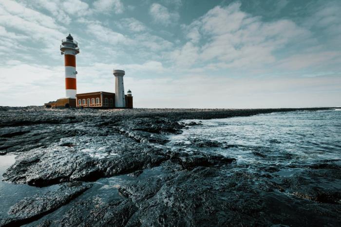 maritimt landskap, havsfyr mitt i svarta stenar, himmelska destination, himmelsk plats, drömlandskap