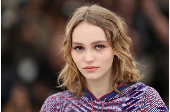 lily-rose-depp-haircut-girl-short-účes-teen-light