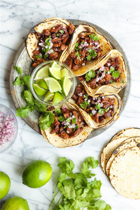 Ciotola con pezzettini di lime, tacos con carne, messican ricette, dischetti di tortillas