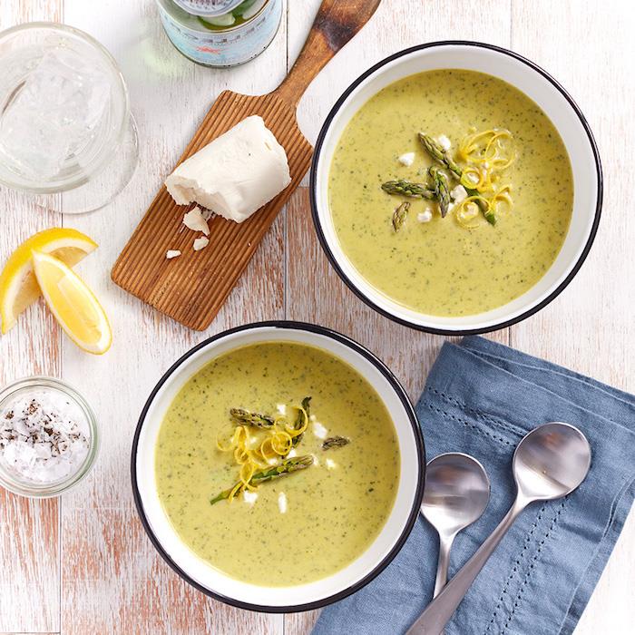 Zuppe dietetiche ، و minestra vellutata di asparagi ، و tagliere con pezzettini di pane