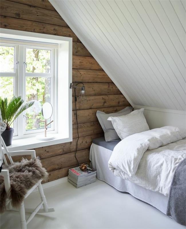 vita och gråa sängkläder, vitt golv, vit trästol, accentvägg med träbjälkar, vindsutrymme, vindsrum