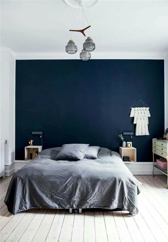 príklad, ako vymaľovať spálňu v dvoch kontrastných farbách, príklad modernej spálne s polnočnou modrou stenou
