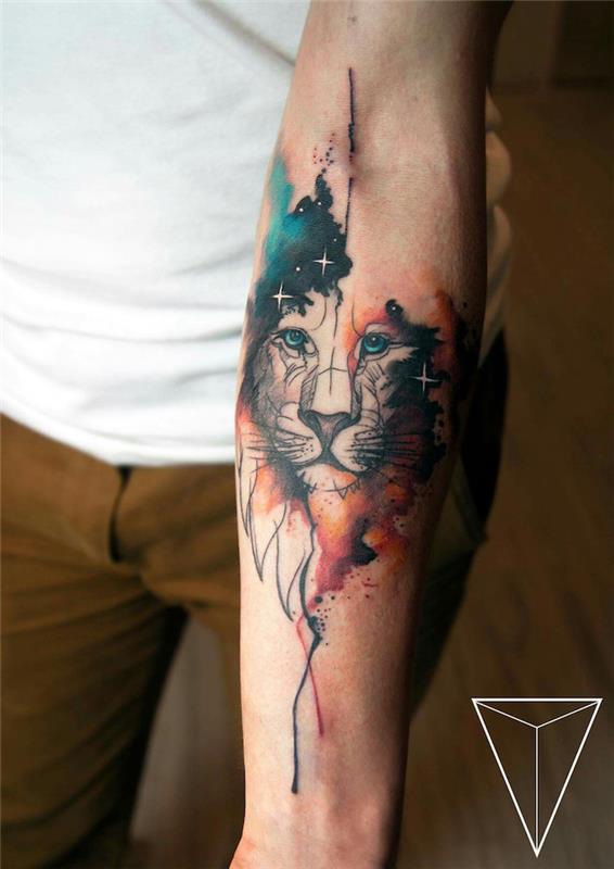 Grafisk lejontatuering med färgglada akvarellmoln, färgrik tatueringsidé för underarmen