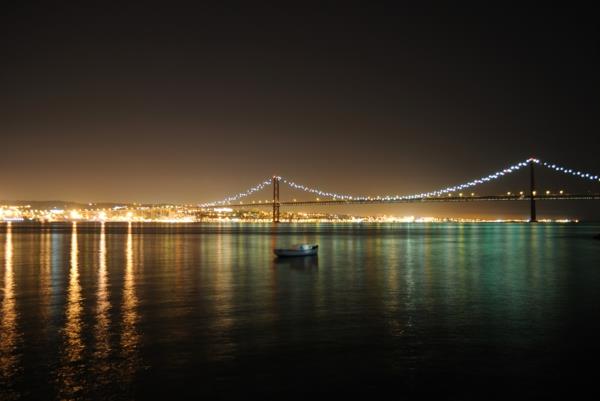 lisboa-noite-den-röda-bron-floden-huvudstaden-i-portugal