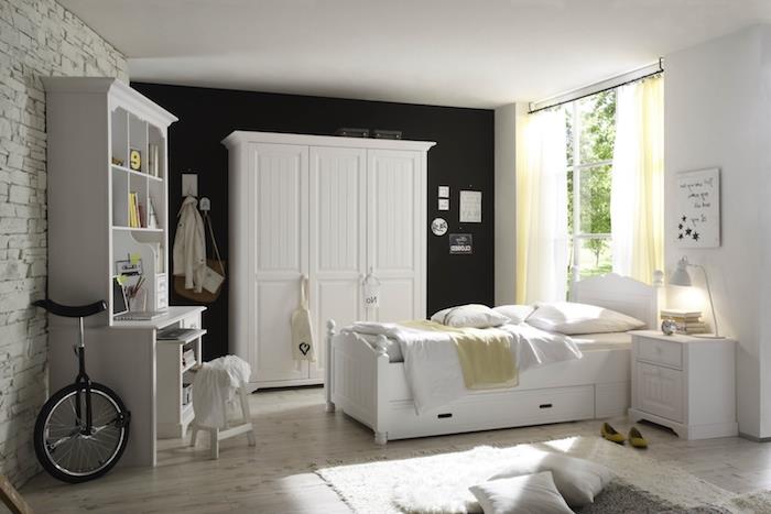 غرفة نوم بجدران بيضاء وسوداء ، سجادة منفوشة باللون الأبيض مع وسائد زخرفية