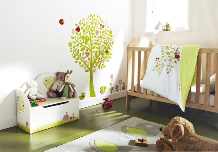 Nápad na výzdobu chlapčenskej izby s bielymi stenami so zelenou kresbou stromčeka a zvieratkami, dvojfarebný dekor v bielej a zelenej farbe