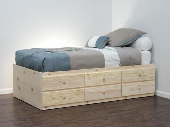 خزنة-سرير-في-ضوء-خشب-داكن-باركيه-أرضية-جدار-في-أزرق-فاتح-سرير-كتان-رمادي-أزرق