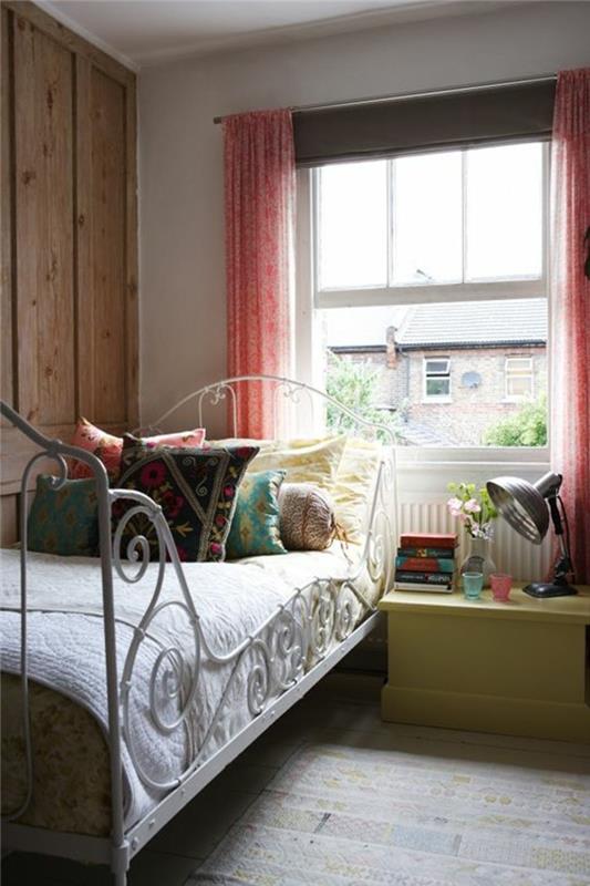 سرير من الحديد المطاوع - أرضية خشبية - جميلة - على الطراز الريفي - غرفة نوم - داخلية - عصرية