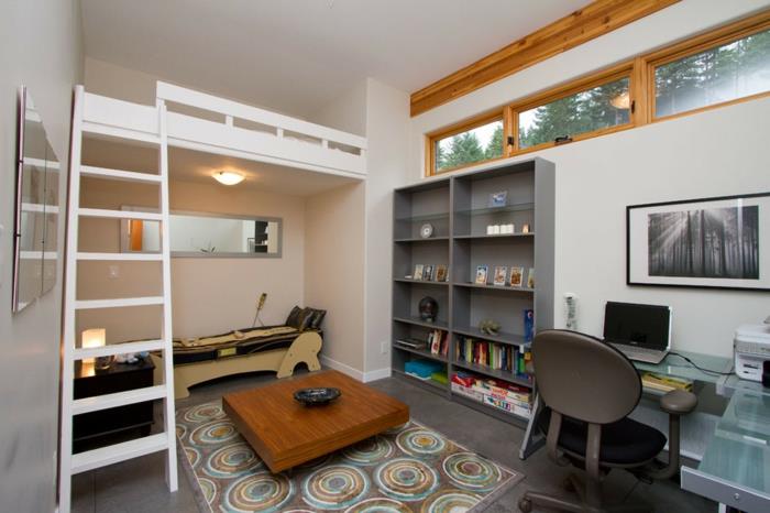 súčasná obývačka, vysoká posteľ, hranatý drevený stôl, pôvodný koberec, písací stôl a sivá polica