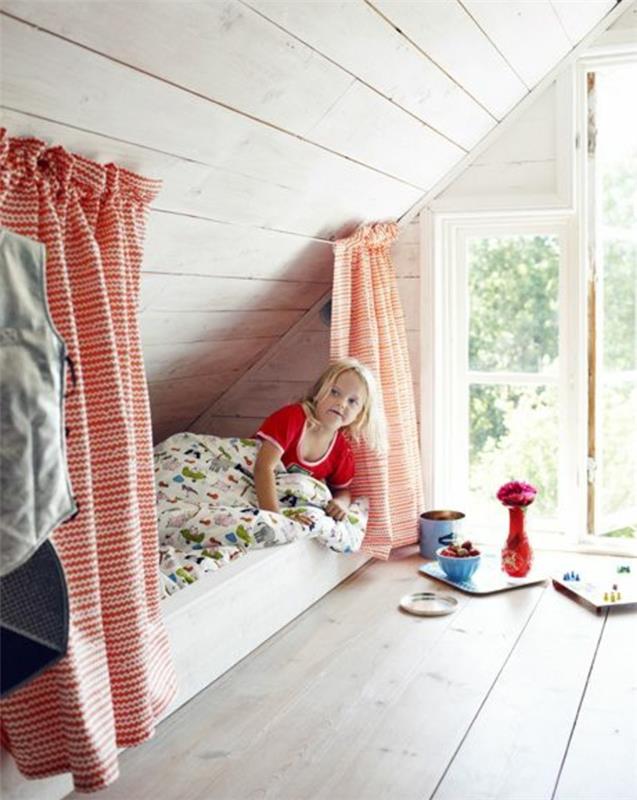 vindsovrum, idé för barn sovrumsinredning, ljus parkett, vit säng på golvet, röda och vita gardiner, stora fönster