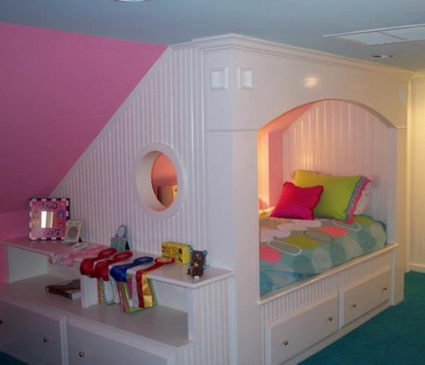 spjälsäng-med-lådor-vit-för-flicka-väggar-i-rosa-och-blått