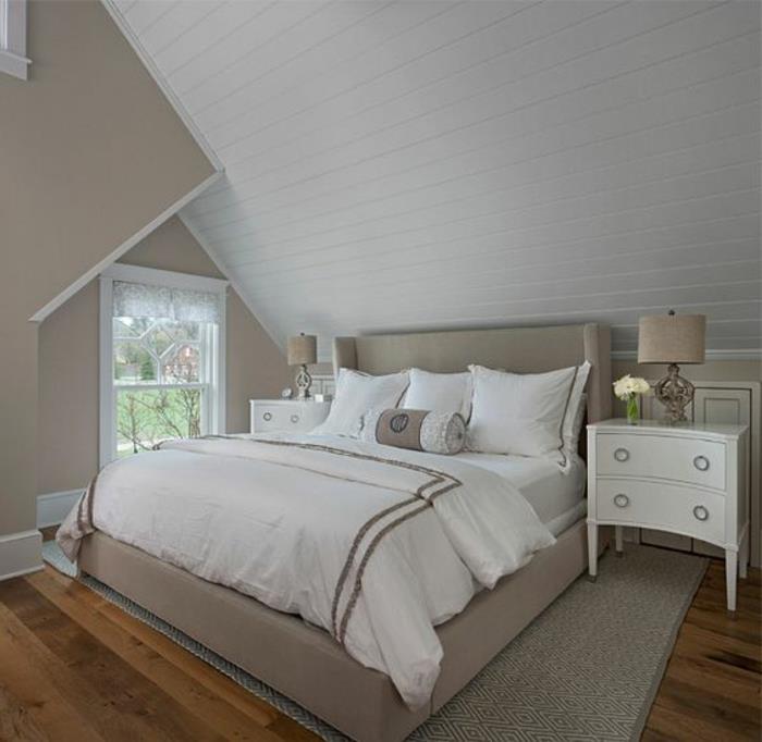 grå säng, vita sängkläder, trägolv, nattduksbord med lådor, grå och vit väggfärg, klassisk lutande sovrumsinredning