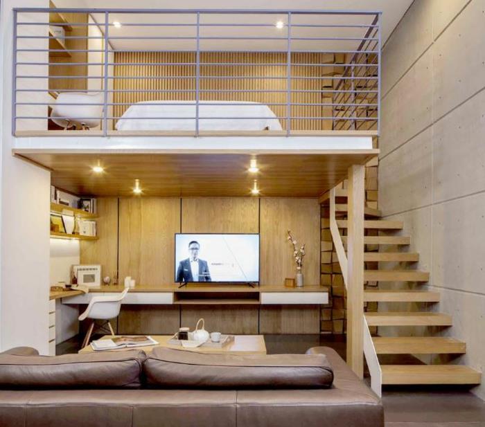 medziposchodie s pracovným stolom, malá obývačka s medziposchodím, drevené schodisko
