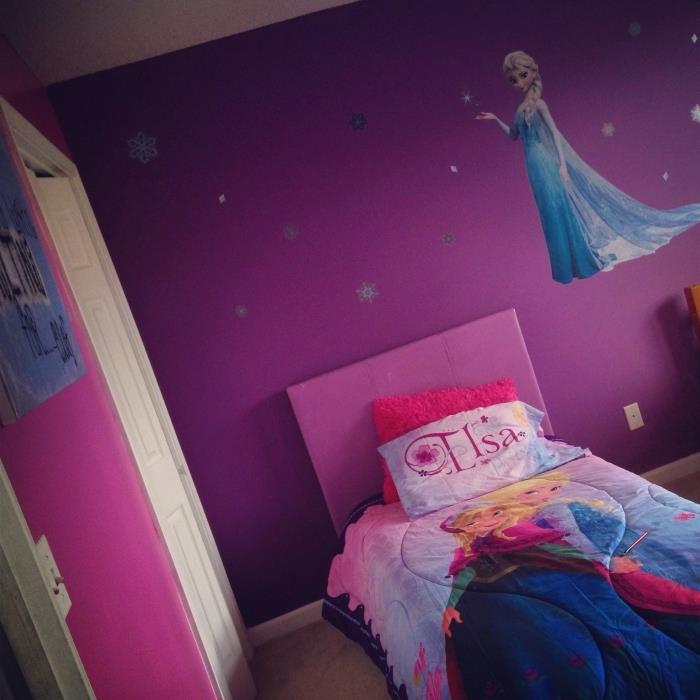 maľba interiéru, dievčenská izba s purpurovými stenami s nálepkami Elsa a snehovými vločkami