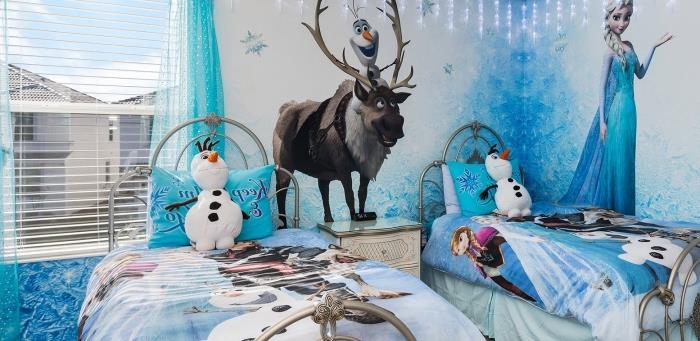 Aranžmán do detskej izby v prevedení Frozen, plyšový Olaf, prikrývka na posteľ a vankúše v prevedení Frozen