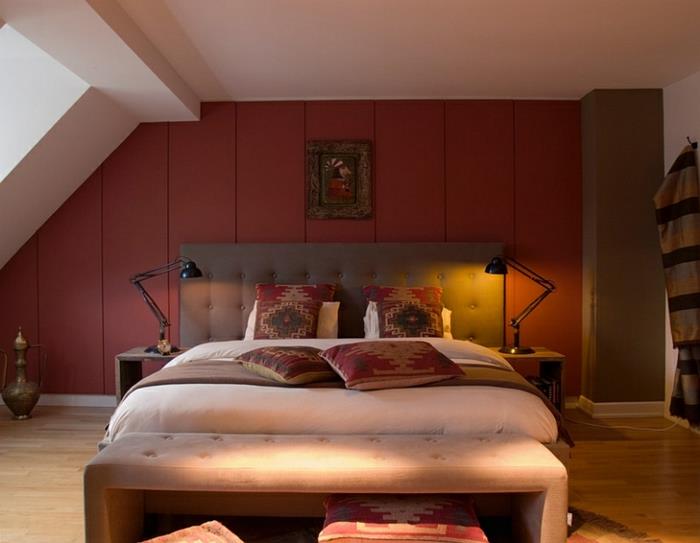 sovrum i pulverfärger, rosa bäddsoffa, industriella sänglampor, modern vuxen sovrumsdekoration