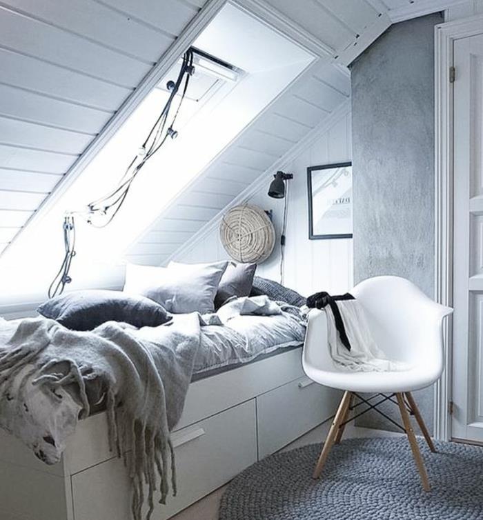 vit säng med förvaring, grå sängkläder, vit väggfärg, art deco -vägg, grå matta, skandinavisk stol, sluttande sovrumsinredning