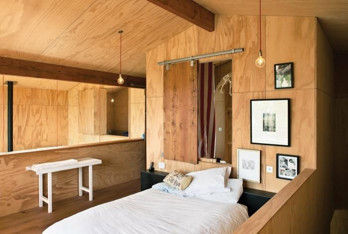 vyvýšená posteľ, kreatívne drevené medziposchodie s dvoma žiarovkami, obrazy