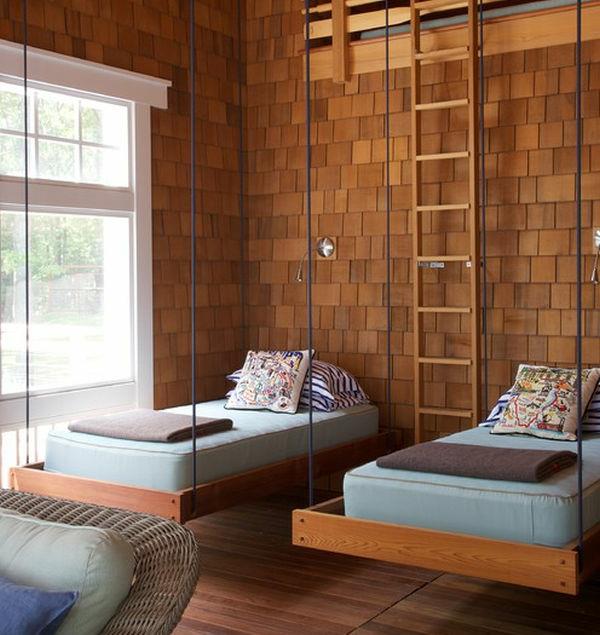 závesná posteľ s drevenou stenou