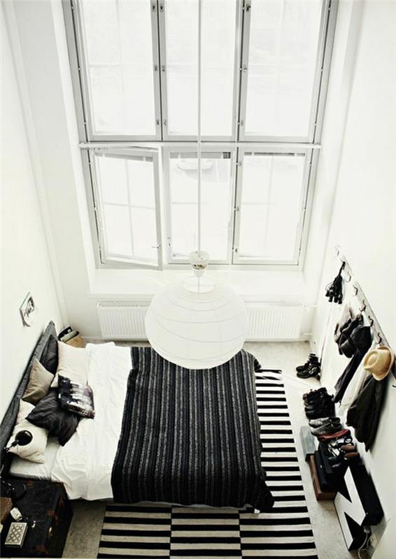 podkrovný-dielňa-izba-obrovská-farebná-biely-koberec-biela-čierna-izba-obrovský-závesný luster