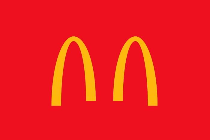 Mc Donalds startade logotypen modifierad för att passa den nuvarande sociala distansläget