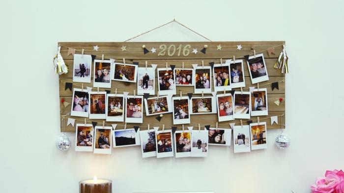 طاولة خشبية مع حامل للصور الفوتوغرافية المفضلة على الحائط ، صورة قشر كيفية تخزين الصور بشكل جيد