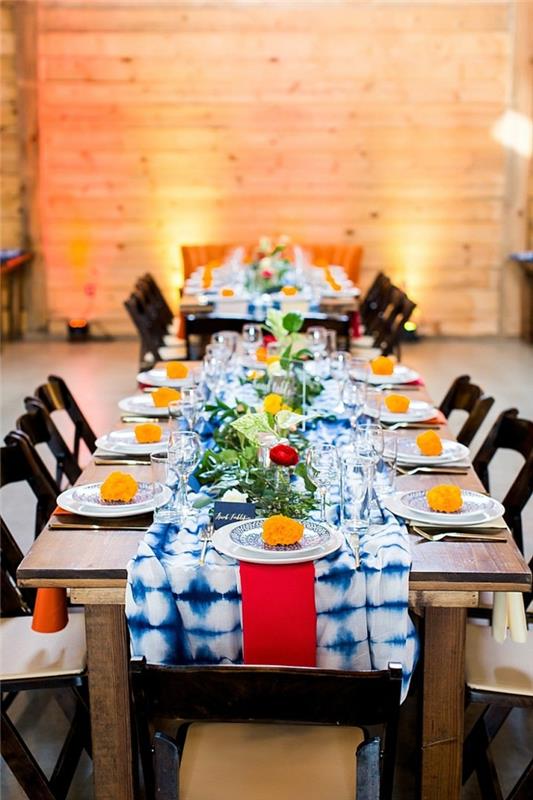 Original vit och blå bordsduk löpare med orange linje, blommor bordsdekoration för landsbröllop, rustik bröllopsceremoni