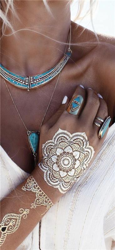 bohémsky šik, vyhlásený náhrdelník, masívne prstene, tetovanie hennou