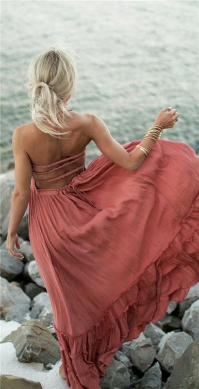 bohémsky vzhľad, dlhé ružové šaty, plážový štýl