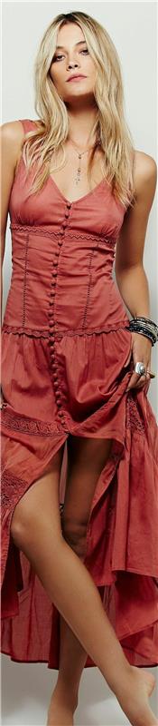 bohémsky vzhľad, dlhé červené šaty s gombíkmi