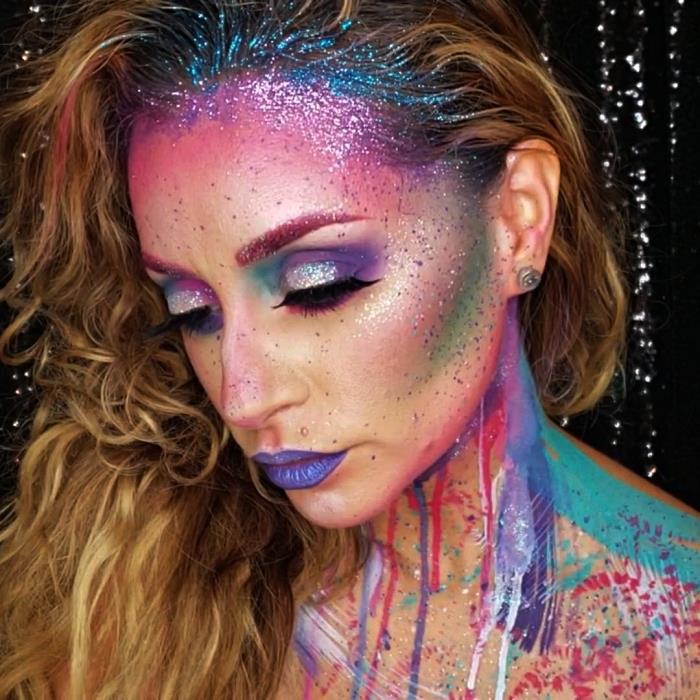 enhörningssmink i flashiga nyanser och flödande effektfärg på halsen, enhörningslook för halloween med glitter i håret
