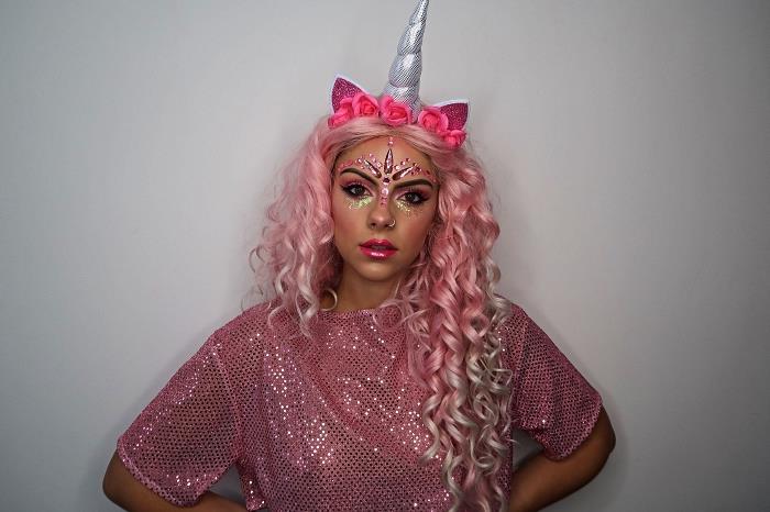enhörning halloween smink med strass limmade på pannan och under ögonen, enhörningskostym med rosa peruk och enhörningshårband