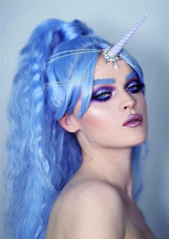 totalt djupblått utseende för en halloween smink, blå peruk och enhörningshårsmycken