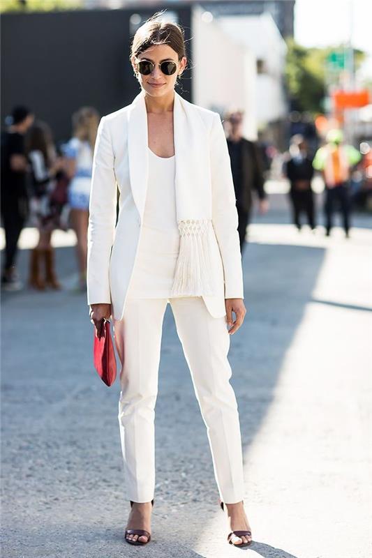 elegant damoutfit i totalt vitt utseende med elegant, enkelklädd kostym utsmyckad med halsduk