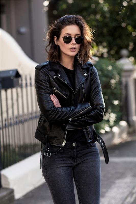 فكرة كيفية ارتداء جاكيت راكب الدراجة النارية الأسود النسائي بأسلوب غير رسمي أنيق ، واللباس اليومي باللون الأسود بشكل عام مع جاكيت روك وبنطلون