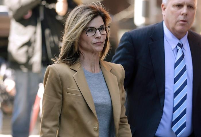 Lori Loughlin a manžel Mossimo Giannulli sú teraz obvinení z prania špinavých peňazí