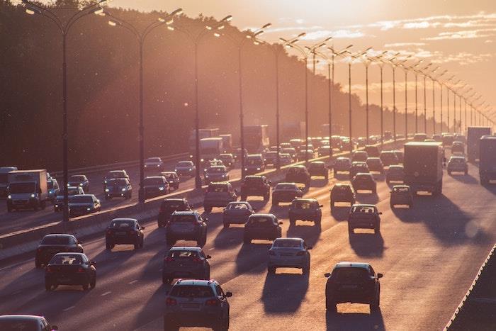 Trafikstockning är en norm för motorvägar i Amerika och särskilt i LA, solnedgångsfoto många bilar, trafik i USA